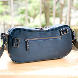 【藍染革 仕切りのある ２wayデザイン ショルダーバッグ　AI Valley Shoulder Bag 2枚目の画像