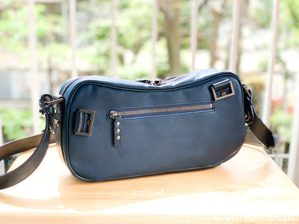 【藍染革 仕切りのある ２wayデザイン ショルダーバッグ　AI Valley Shoulder Bag 2枚目の画像