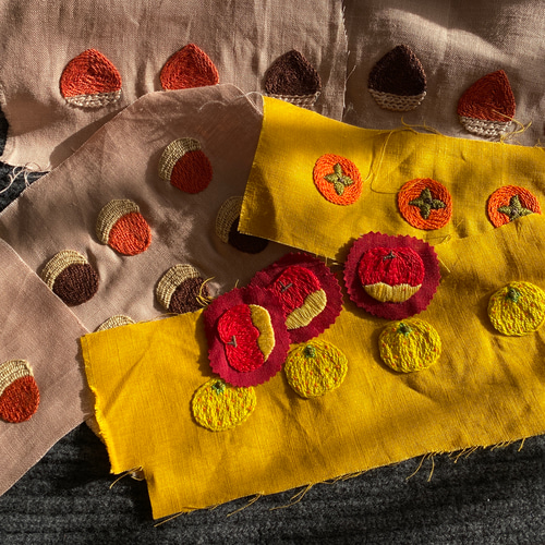 栗刺繍のブローチ(2個組) ブローチ kawazoe miho 通販 9968421｜Creema