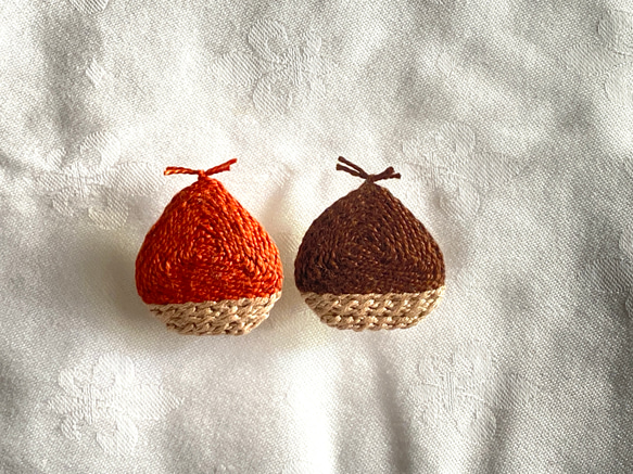 栗刺繍のブローチ(2個組) ブローチ kawazoe miho 通販 9968421｜Creema