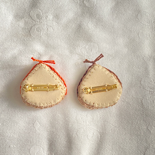 栗刺繍のブローチ(2個組) ブローチ kawazoe miho 通販 9968421｜Creema