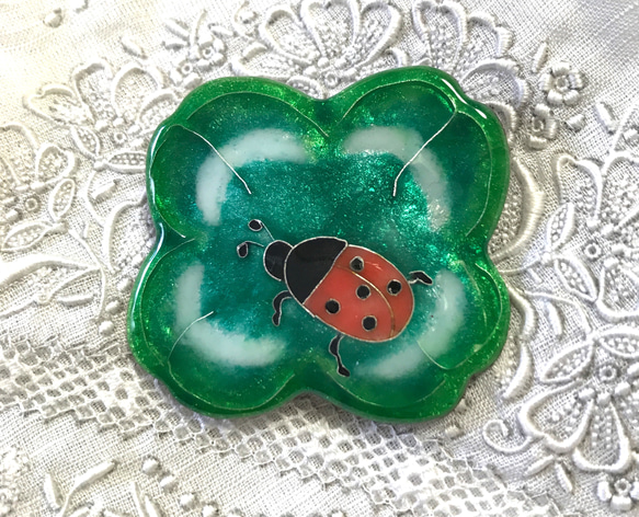 手作り七宝焼 てんとう虫のひと休み 四つ葉のクローバー 純銀張有線
