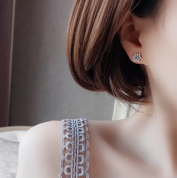 【MSP70】淡いブルーが美しい　アクアマリン スタッドピアス／オフィスにも　アレルギー対応　イヤリング変更