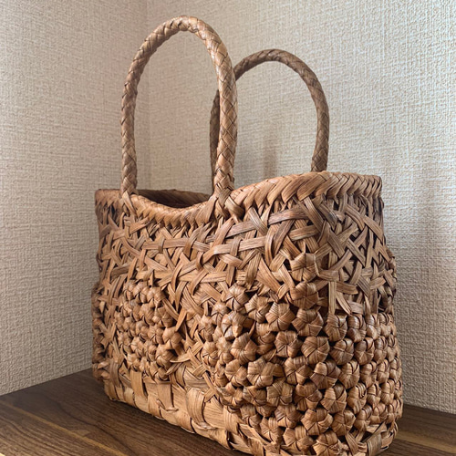 山葡萄籠バッグ　手作り　山葡萄かごバッグ　内布あり　乱れ編み、花編み 山葡萄 山葡萄籠バッグ 手作り 山葡萄かごバッグ 内布あり 乱れ編み