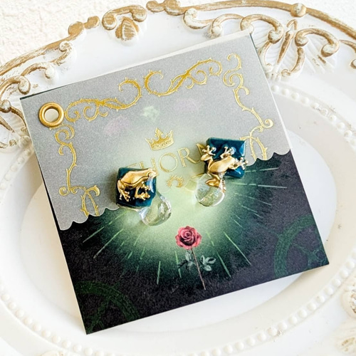 人気！滴り落ちる朝露のカエル、みどりの陶器 ピアス イヤリング 雫