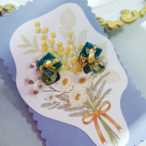 人気！滴り落ちる朝露のカエル、みどりの陶器 ピアス イヤリング 雫