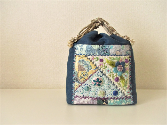 クレイジーキルト・ブロドゥリーの巾着バッグ ブルー パッチワーク