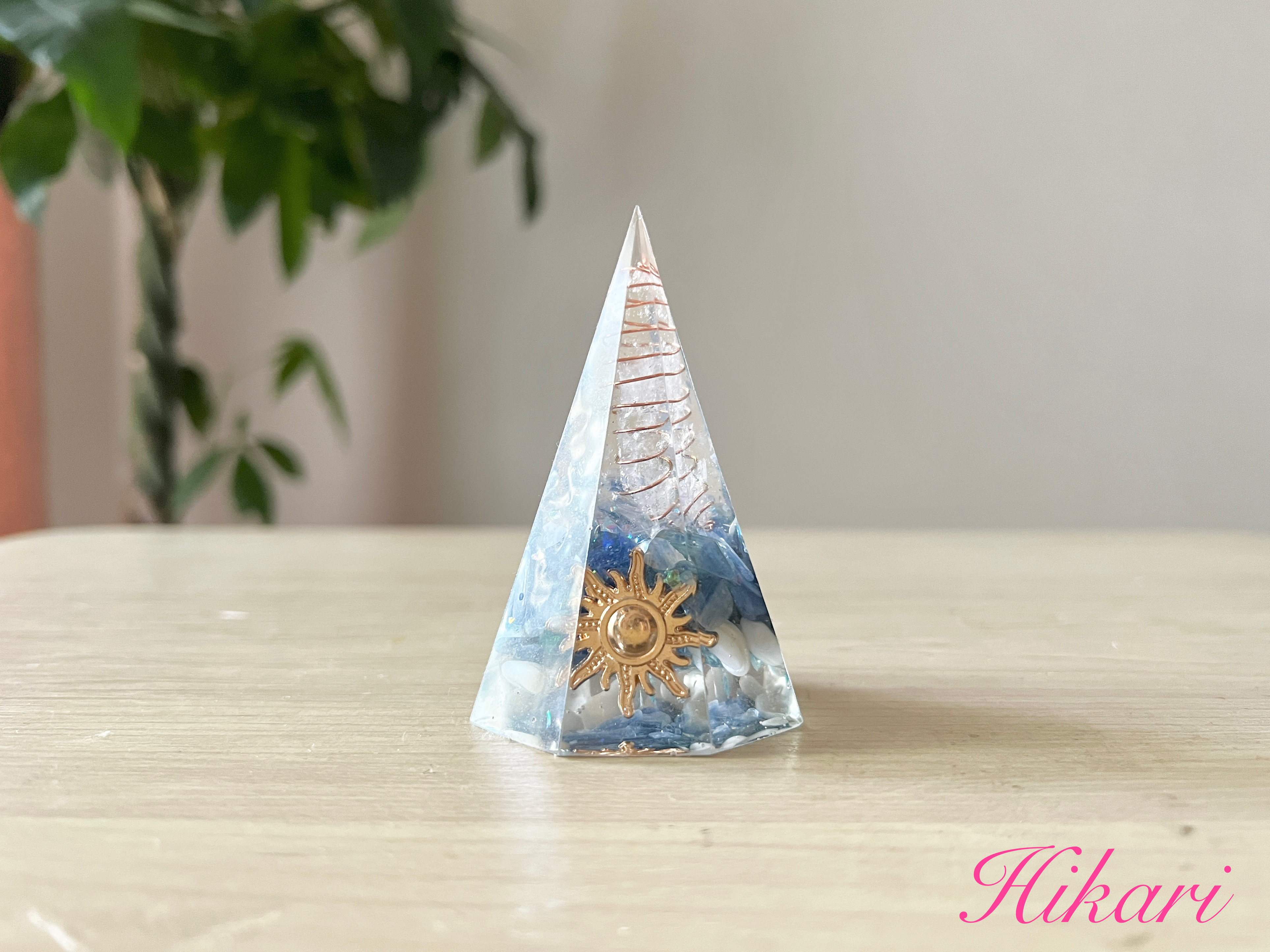 宇宙を思わせる青いカイヤナイトのオルゴナイト