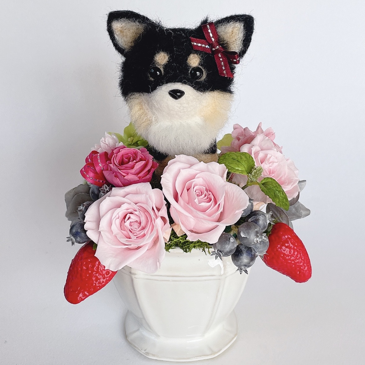 ロングコートチワワ（黒）といちごのプリザーブドフラワーアレンジメント　犬　母の日