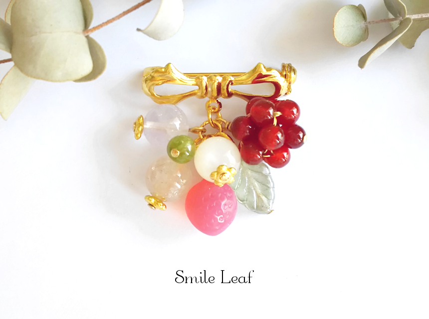 イチゴと天然石のアンティーク風ブローチ