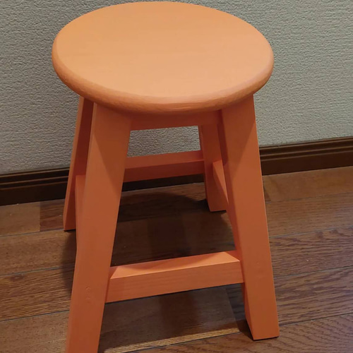 ちょこっと座って楽しい木彫りの椅子民芸品 ちょこっと座って楽しい木彫りの椅子民芸品