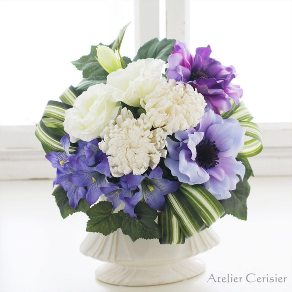 白菊とアネモネと桔梗の仏花 Mサイズ（白×青）お供え花 プリザーブド 