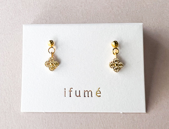 【ifumé】金属アレルギー対応 小さなよつ葉のクローバーピアス&イヤリング 1枚目の画像