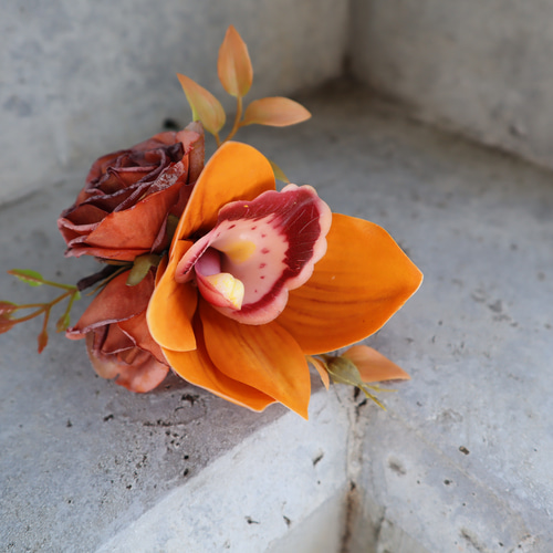 おしゃれ花嫁に人気のミニプロテアや胡蝶蘭を束ねたテラコッタカラー