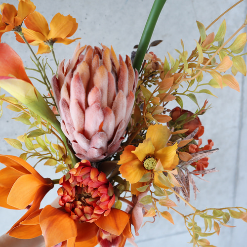 テラコッタ　ブラウン　胡蝶蘭　アーティフィシャルフラワー　ウェディングブーケ造花 おしゃれ花嫁に人気のミニプロテアや胡蝶蘭を束ねたテラコッタカラー