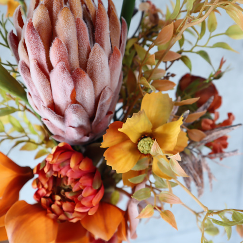 おしゃれ花嫁に人気のミニプロテアや胡蝶蘭を束ねたテラコッタカラー