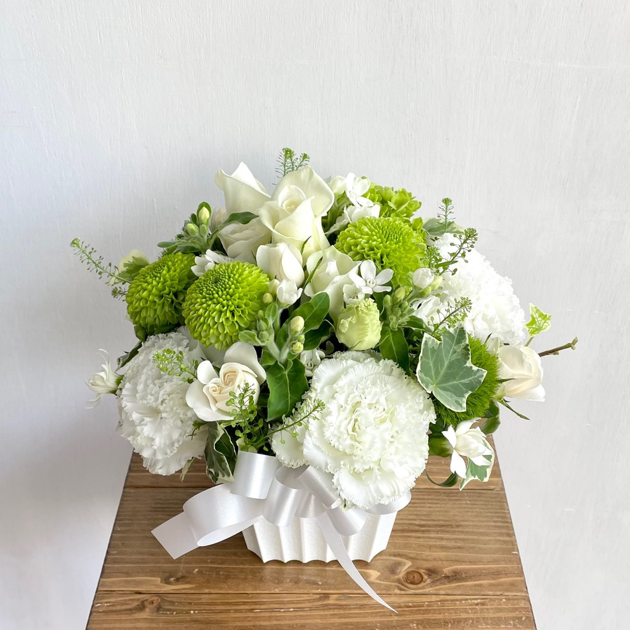 【生花】お悔やみ・お供えフラワーアレンジメント　白とグリーン
