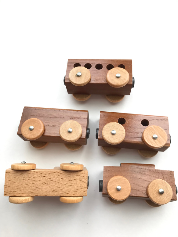 木製 機関車 マグネット連結式 5台セット 汽車 電車 乗り物　木のおもちゃ 4枚目の画像