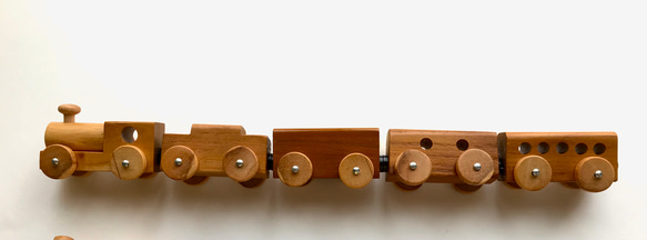 木製 機関車 マグネット連結式 5台セット 汽車 電車 乗り物　木のおもちゃ 3枚目の画像