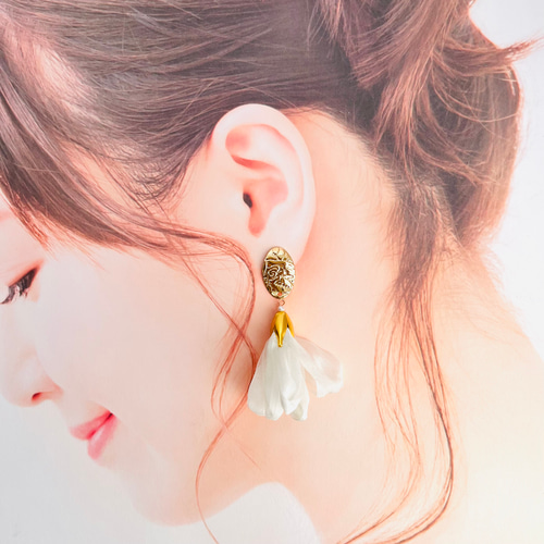 再販】アンティーク ゴールドカボション×フラワータッセルピアス