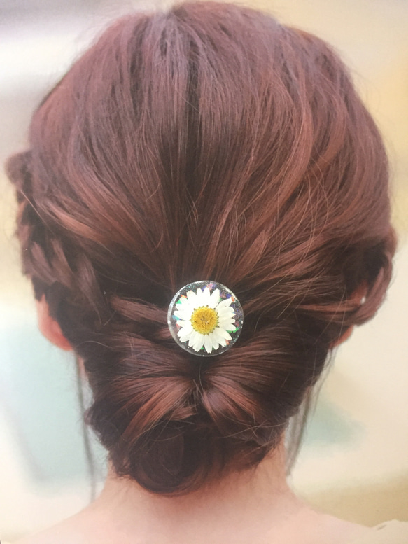 【本物の花】ホワイトノースポールのレジンヘアゴム＊ヘアアクセサリー＊三角ホログラム入り 1枚目の画像