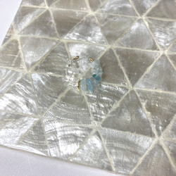 再販【晴れやかブルー】アクアマリンと水晶のバイカラーイヤーカフ＊天然石＊インナーコンク 5枚目の画像