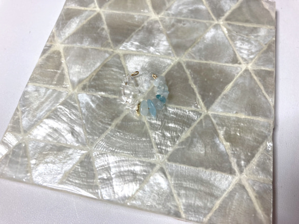 再販【晴れやかブルー】アクアマリンと水晶のバイカラーイヤーカフ＊天然石＊インナーコンク 5枚目の画像