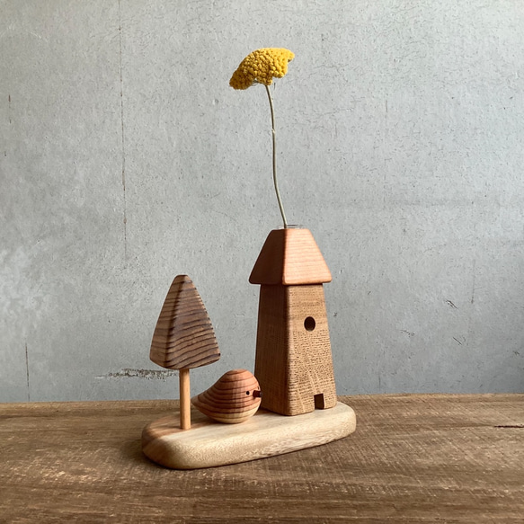 植物塔（單個花瓶）小鳥和花園 第4張的照片