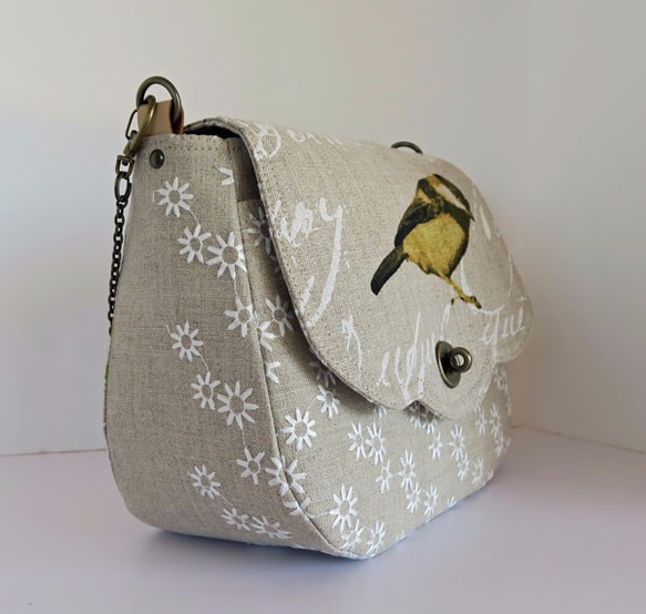 ショルダーバック　リネン　Ⅳ　少し小さ目 フランスリネン小鳥、刺繍麻布、ちょっと小さいひねり金具ショルダー