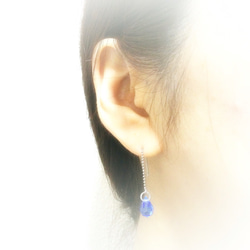 ☆キラキラ、青いしずく〔ティアドロップ〕型ビーズピアス 3枚目の画像