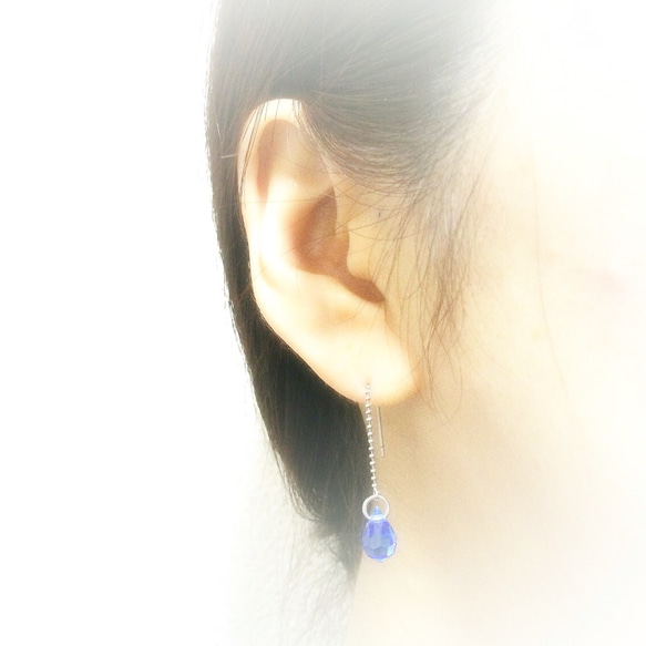☆キラキラ、青いしずく〔ティアドロップ〕型ビーズピアス 3枚目の画像