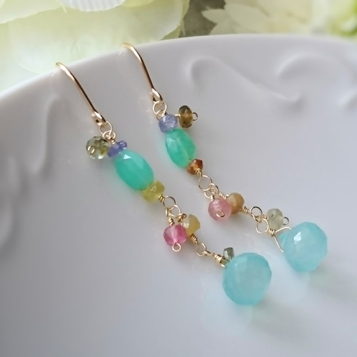 爽やかブルーカルセドニースクロールカービングピアスチャーム