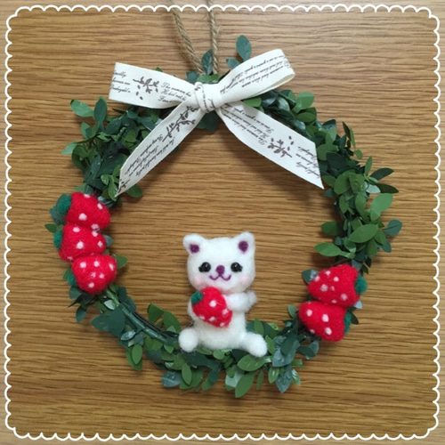 羊毛フェルト 猫 白猫リース 羊毛フェルト 猫 白猫リース 羊毛フェルト♡白ネコちゃんいちご狩り