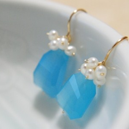 k14gf】 シーブルーカルセドニーと淡水パール ピアス・イヤリング