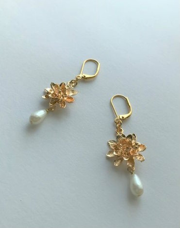 【ワンコインsale】立体お花＆パールのピアス 2枚目の画像