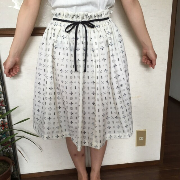 【SALE】 着物 リメイク 花柄 ギャザースカート 3枚目の画像