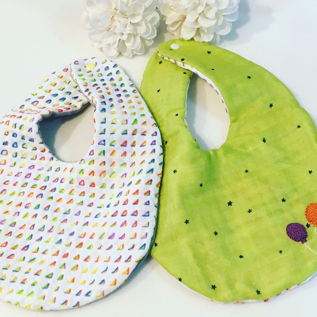 ハンドメイド 三角スタイ(気球柄) 三角スタイ 2枚セット バンダナ柄 3色からお選びいただけます