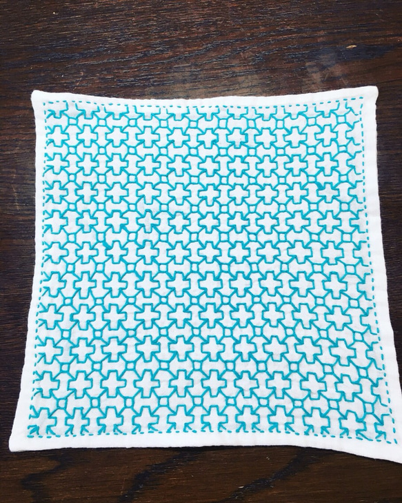 刺し子のハンカチNO.2 変わり花十字 - 通販高品質
