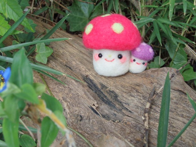 こんにちは～♪のキノコさんたち 羊毛フェルト 紫花 通販