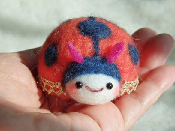 てんとう虫のピンクッション 羊毛フェルト 紫花 通販｜Creema(クリーマ 
