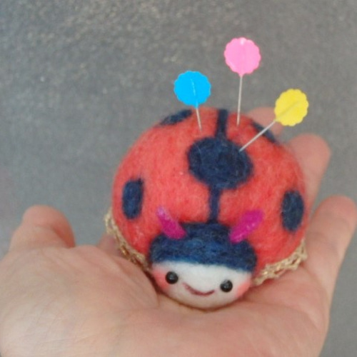 てんとう虫のピンクッション 羊毛フェルト 紫花 通販｜Creema(クリーマ 