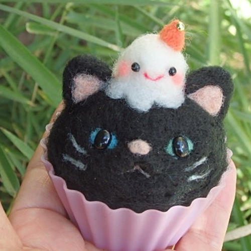 ハロウィンの黒猫カップケーキ 羊毛フェルト 紫花 通販｜Creema 