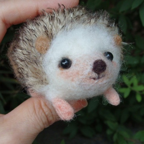 癒しのハリネズミちゃん 羊毛フェルト 紫花 通販 6923588