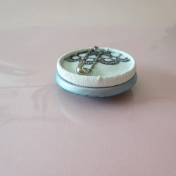 チェコガラスボタンのブローチ（車輪） 5枚目の画像