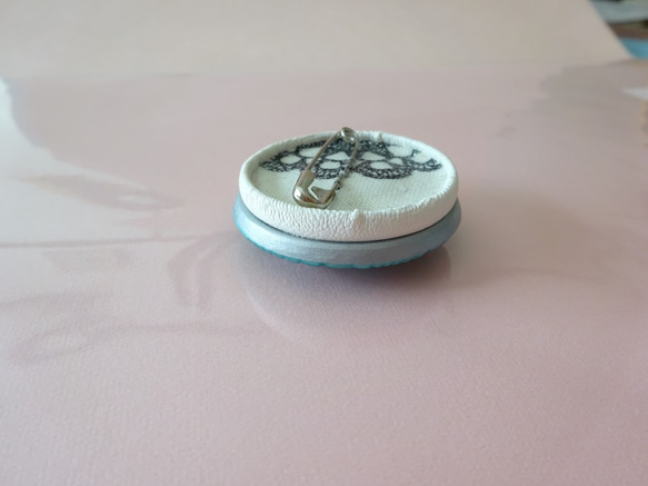 チェコガラスボタンのブローチ（車輪） 5枚目の画像