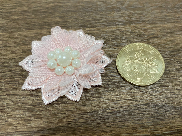 マスクピアス／刺繍＆オーガンジーフラワー《淡ピンク》 3枚目の画像