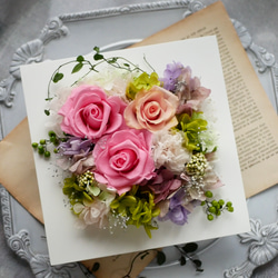 プリザーブドフラワーアレンジメント フレームの中の柔らかなお