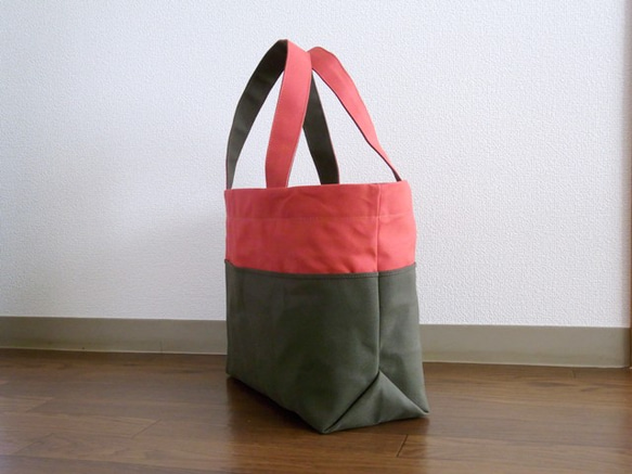 bicolor tote M (red×khaki) 2枚目の画像