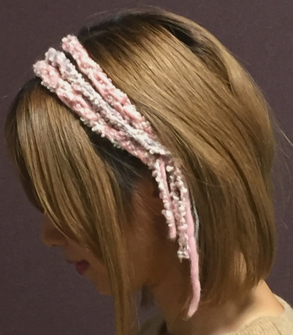 ふわふわカチューム ピンク グラデーション ラメグレイ クリーム 変わり毛糸 ヘアバンド 3枚目の画像