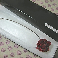 高ベロア 生花 バラM 革チョーカー ルシードフラワー レッド 4枚目の画像